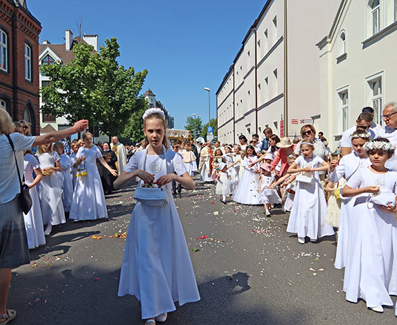 Mieszkacy gono i radonie wyznali publicznie swoj wiar. Procesja za hosti przesza ulicami centrum