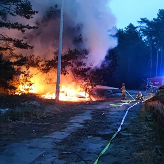 Pożar w Świnoujściu na Warszowie: Ochotnicza Straż Pożarna Przytór skutecznie gasiła pożar drewnianych szpul, zapobiegając rozprzestrzenieniu się ognia na pobliski las