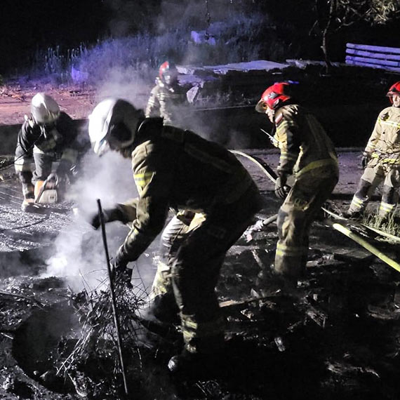 Pożar w Świnoujściu na Warszowie: Ochotnicza Straż Pożarna Przytór skutecznie gasiła pożar drewnianych szpul, zapobiegając rozprzestrzenieniu się ognia na pobliski las