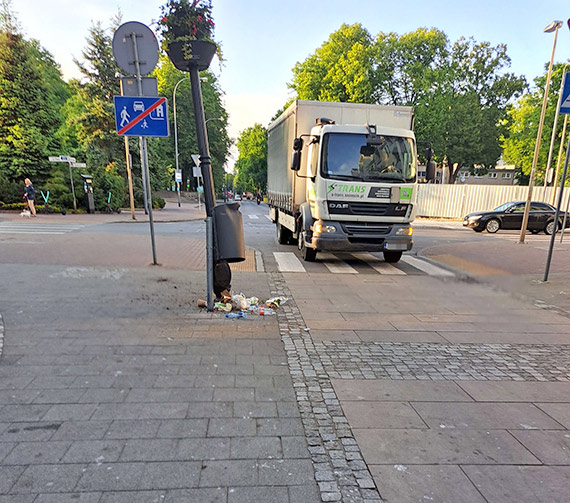 Czytelnik: Kierowca ciarwki zniszczy latarni i mietnik
