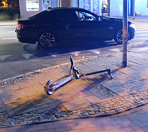Bezprecedensowy incydent: Hulajnoga zderza się z samochodem, a aktywna maska ratuje sytuację