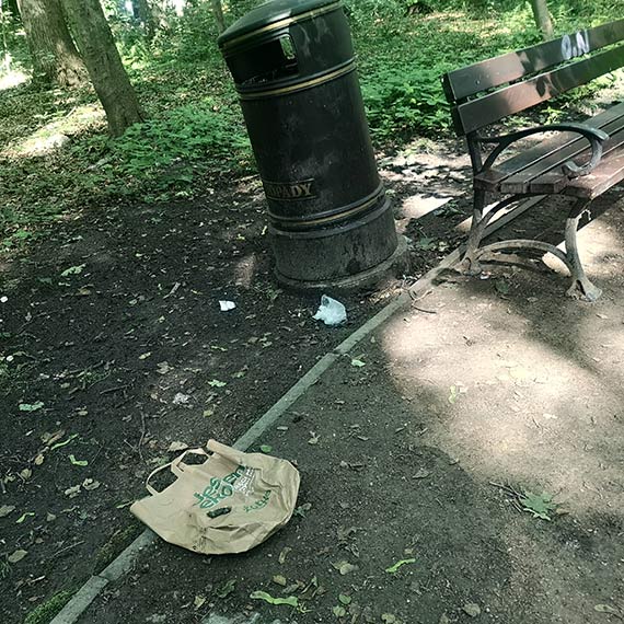Mieszkanka: Alkohol, uywki, mieci - tak wyglda park Zdrojowy!