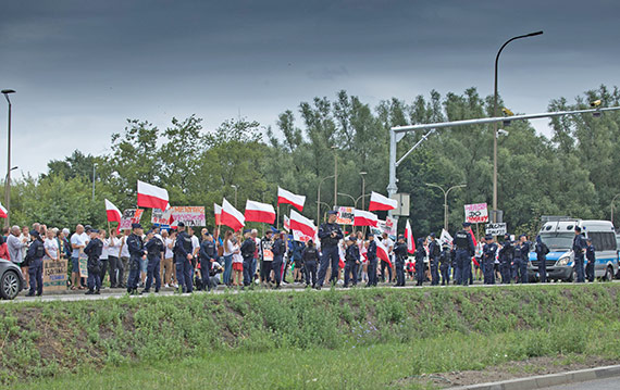 Jarosław Kaczyński dostrzegł protestujących i problem. Obiecał pomoc