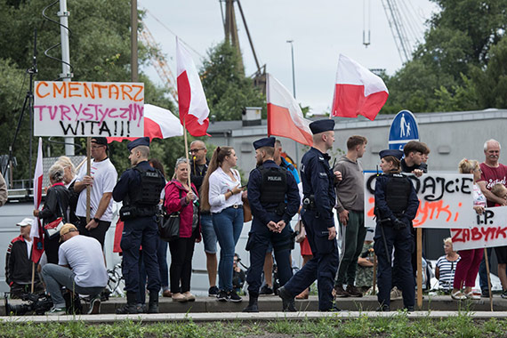 Jarosław Kaczyński dostrzegł protestujących i problem. Obiecał pomoc