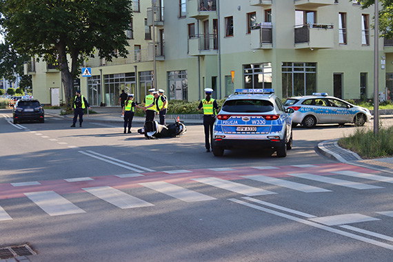 Zderzenie skutera z samochodem. Mężczyzna przewieziony do szpitala