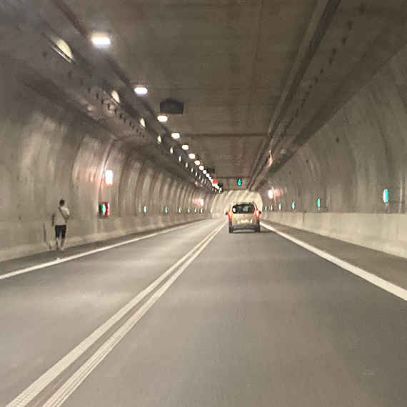 Pieszy w tunelu powoduje alarm: Zasady bezpieczeństwa naruszone