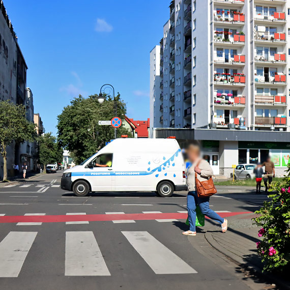 Krzewy zasłaniają osoby przed przejściem na ulicy Bohaterów Września