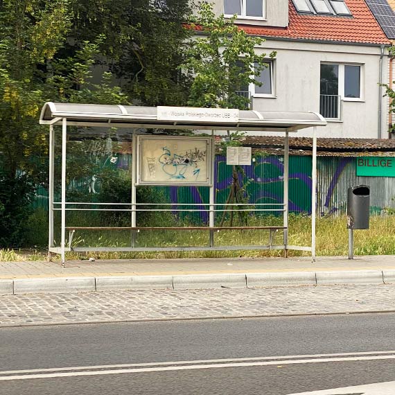 Brak szyb na przystankach autobusowych w Świnoujściu: trzy lata zaniedbań