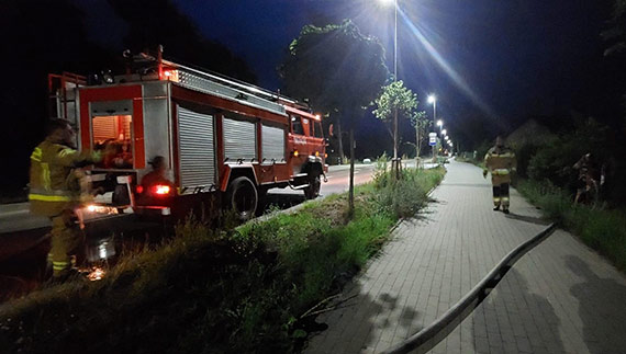 OSP Przytór wspomagała w nocnej akcji gaśniczej: Pożar samochodu osobowego i łodzi