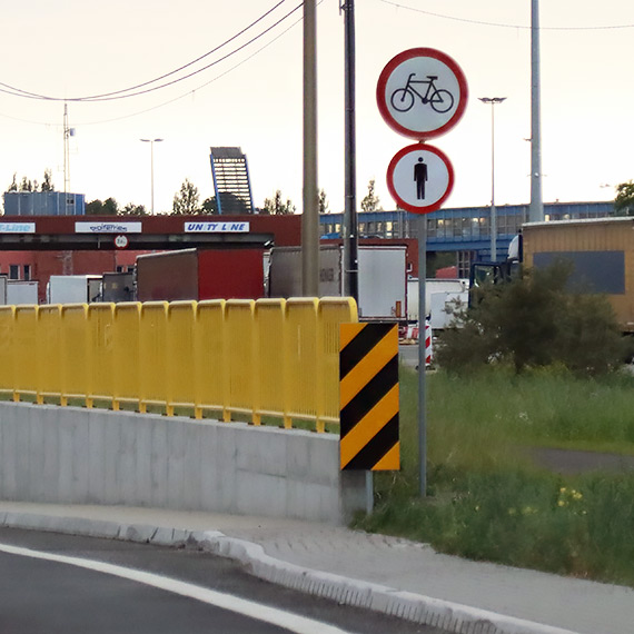 Dodatkowe znaki zakazu w końcu tuż przed tunelem: piesi i rowerzyści już będą w pełni świadomi