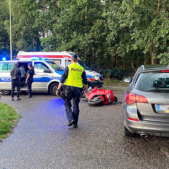 42-letni motocyklista ranny w zderzeniu z samochodem na ulicy Krzywej