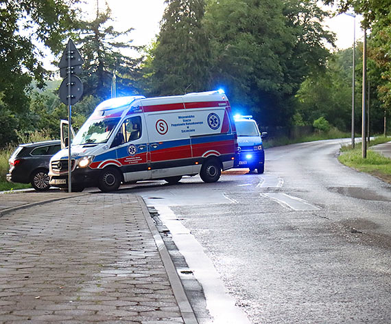 42-letni motocyklista ranny w zderzeniu z samochodem na ulicy Krzywej