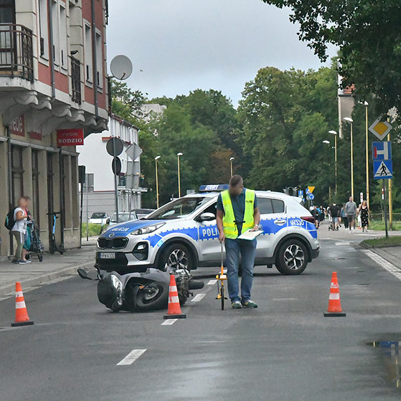 Wypadek na ulicy Chrobrego: zderzenie samochodu ze skuterem