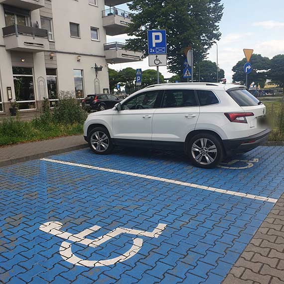 Mieszkanka ostrzega: Parking na ul. Rybaki - miejsca dla niepenosprawnych patne, ale brak informacji dla turystw