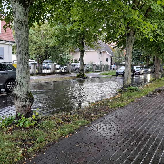 Wielka kałuża na ulicy Konopnickiej - Czyżby zapchane studzienki?