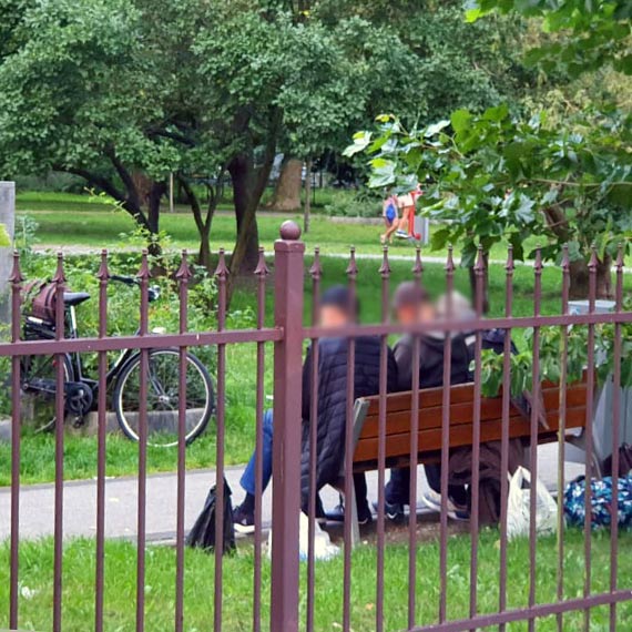 Skandaliczne zaniedbania: Bezdomny terroryzuje mieszkańców Świnoujścia!