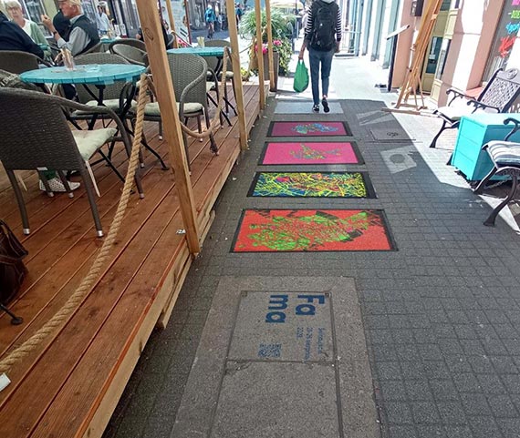 FAMA 2023. Malują murale na chodnikach