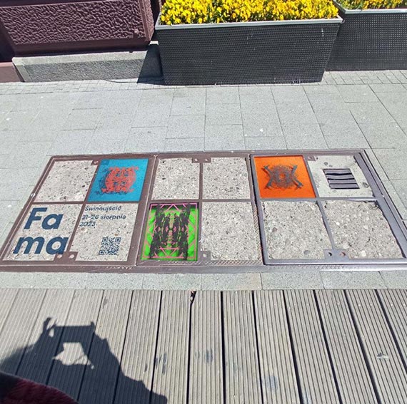 FAMA 2023. Malują murale na chodnikach