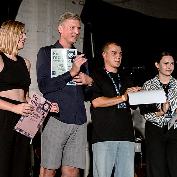 Finał Famy i ogłoszenie laureatów. Tłok na scenie i przed sceną