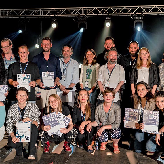 Finał Famy i ogłoszenie laureatów. Tłok na scenie i przed sceną