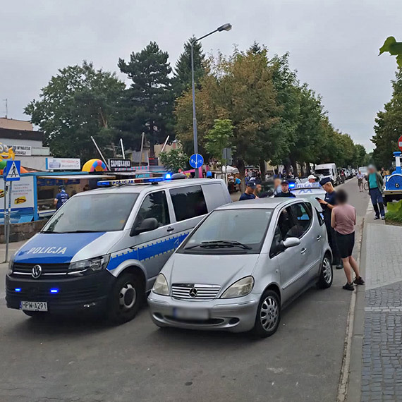 Pościg w niedzielne popołudnie – srebrny mercedes w centrum uwagi