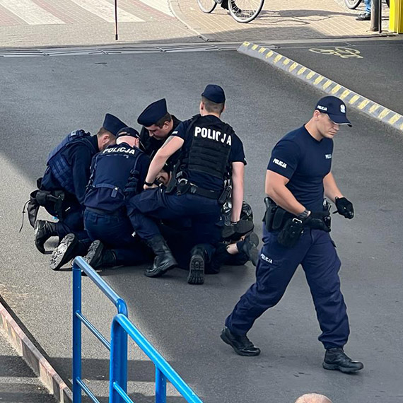 Agresywny mężczyzna na promie Bielik