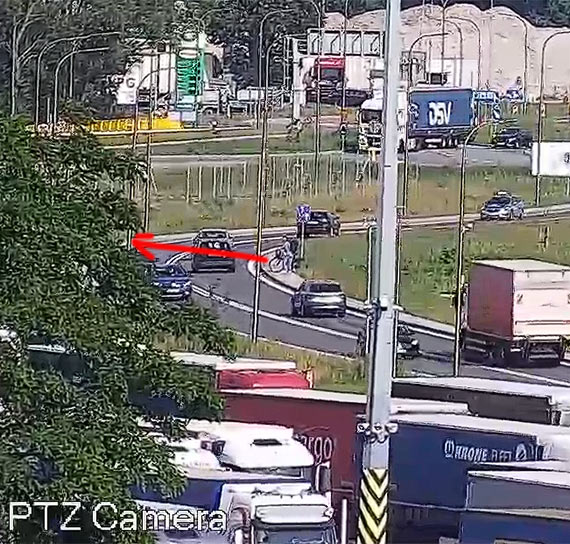 Brak bezpiecznych rozwiązań takich jak przejście dla pieszych w rejonie tunelu po stronie Warszowa