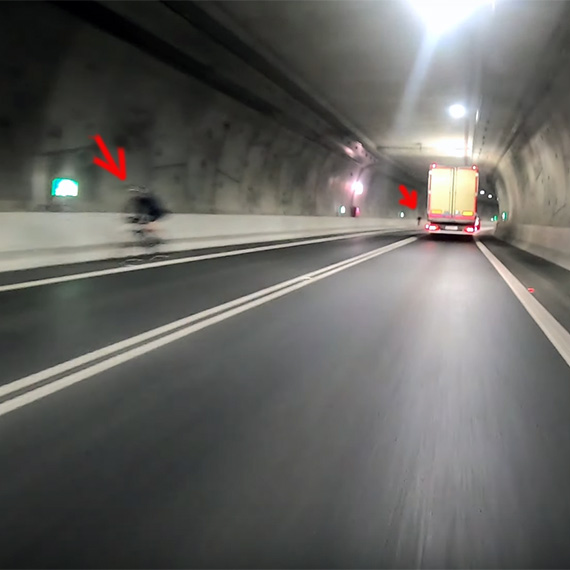  Pocig za rowerzystami w tunelu. Zobacz film!