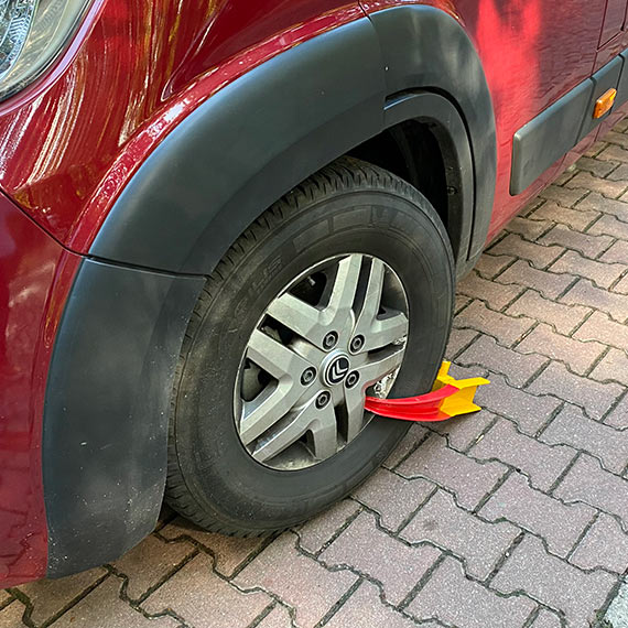 Chłopcy parkingowcy. Chcesz szacunku, szanuj się sam