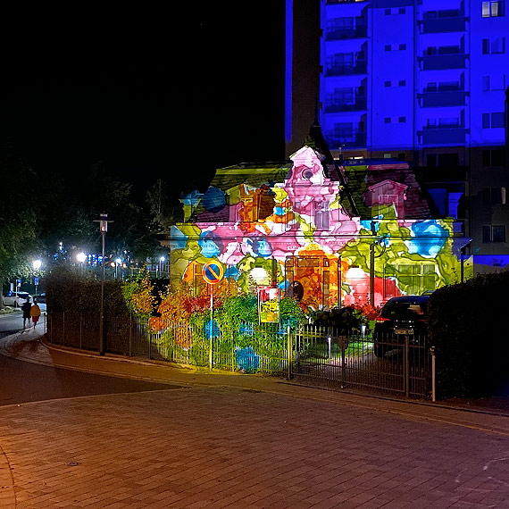  Spektakularne iluminacje na cianach domw. Tak w niemieckiej czci Uznamu zainaugurowano Tydzie Uzdrowiskowej Architektury