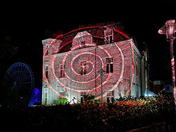  Spektakularne iluminacje na cianach domw. Tak w niemieckiej czci Uznamu zainaugurowano Tydzie Uzdrowiskowej Architektury