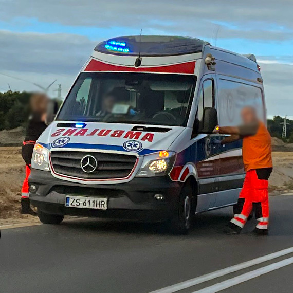 Agresywny pacjent zaatakowa zesp ratownictwa medycznego w trakcie transportu do szpitala