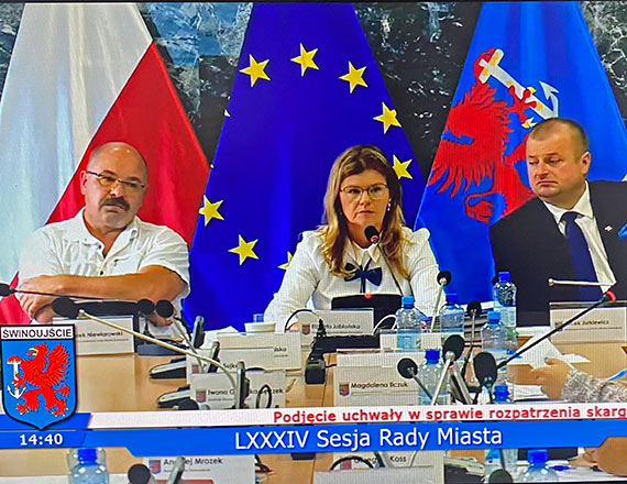 Dobra gospodyni zadba o zgodn z zasadami zastaw stou… Czy prezydium Rady Miasta w winoujciu zwraca uwag na prawidowe oflagowanie na sali obrad?