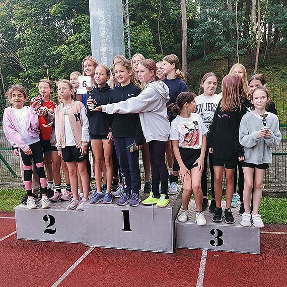 Sztafetowe biegi przeajowe z udziaem szkolnych sportowcw