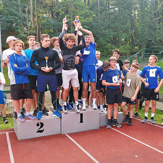 Sztafetowe biegi przeajowe z udziaem szkolnych sportowcw