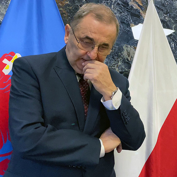 Kto mija się z prawdą? Czy tego uczyli na Uniwersytecie Marksizmu - Leninizmu?