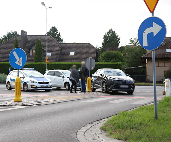 Kolizja na ulicy 11 Listopada - uczestniczka odmwia transportu do szpitala