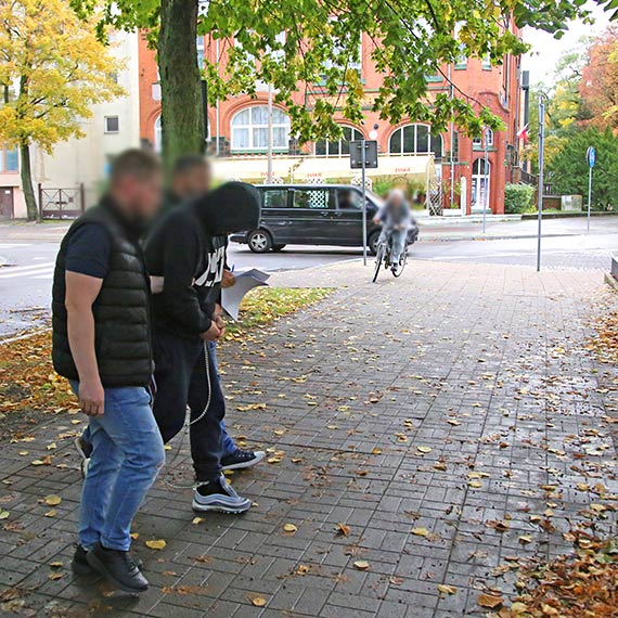 Brutalny atak w hotelu: Podejrzany o morderstwo stan przed prokuratorem. Zobacz film!