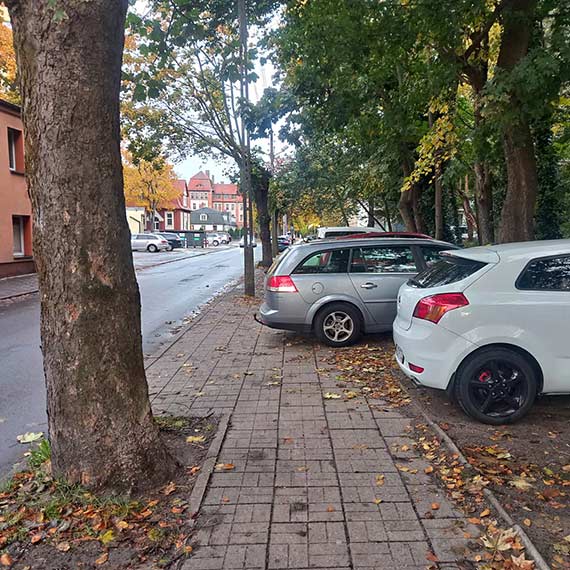 Mieszkańcy w obliczu chodnikowych barier