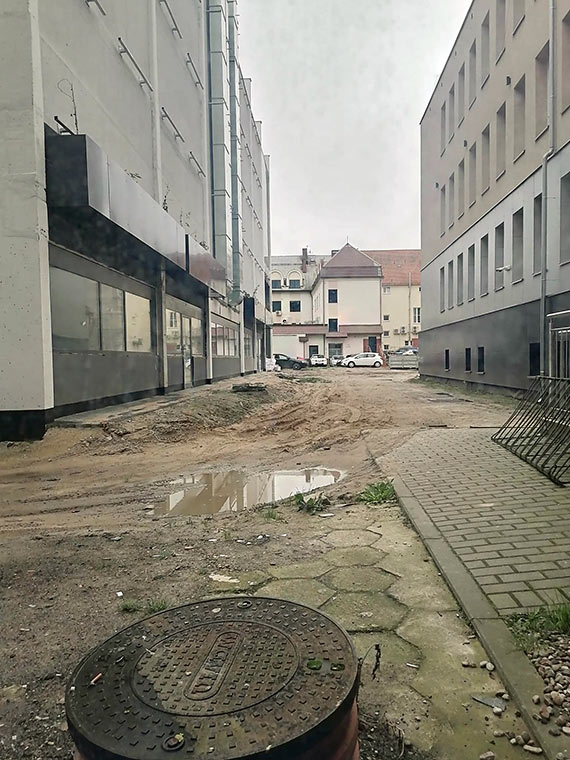 Niekoczca si i dziwna historia powstawania parkingowca przy ulicy Bema