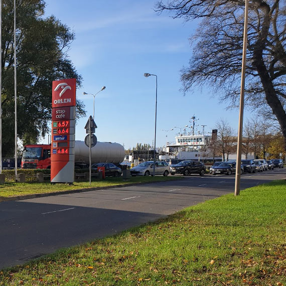 Kierowcy wciskają się z długiej kolejki pod dystrybutory, a tuż obok… trwa dostawa z wielkiej cysterny. Czy tak powinno być - pyta mieszkaniec