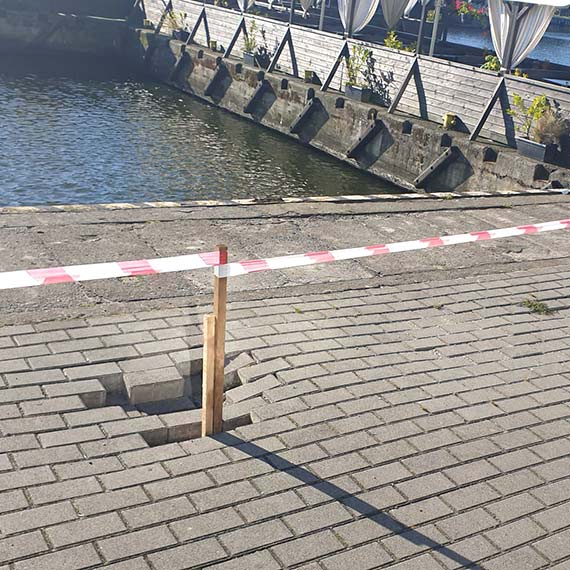 Fatalny stan nabrzeża na wysokości ulicy Marynarzy. Czy tak powinny wyglądać zabezpieczenia?