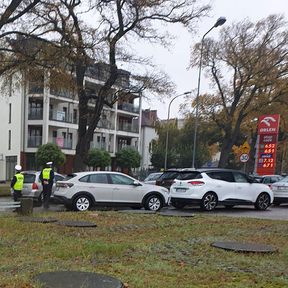 Zaskakująca interwencja policji rozładowuje kolejki przy stacji Orlen