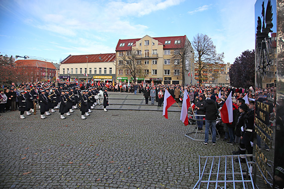 Oficjalnie, muzycznie i biesiadnie. Tak w winoujciu witowalimy 105 rocznic odzyskania Niepodlegoci. Zobacz film!