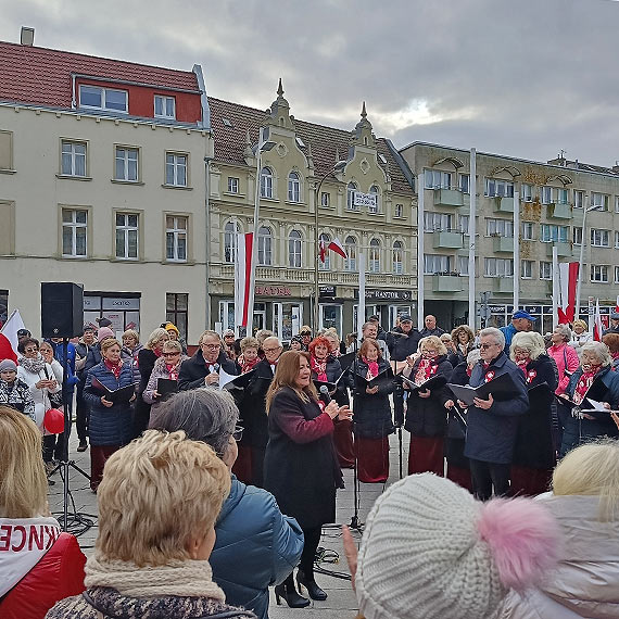 Oficjalnie, muzycznie i biesiadnie. Tak w winoujciu witowalimy 105 rocznic odzyskania Niepodlegoci. Zobacz film!