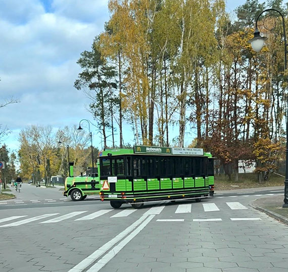 Zawracanie turystycznych ciuchci na skrzyowaniu budzi kontrowersje