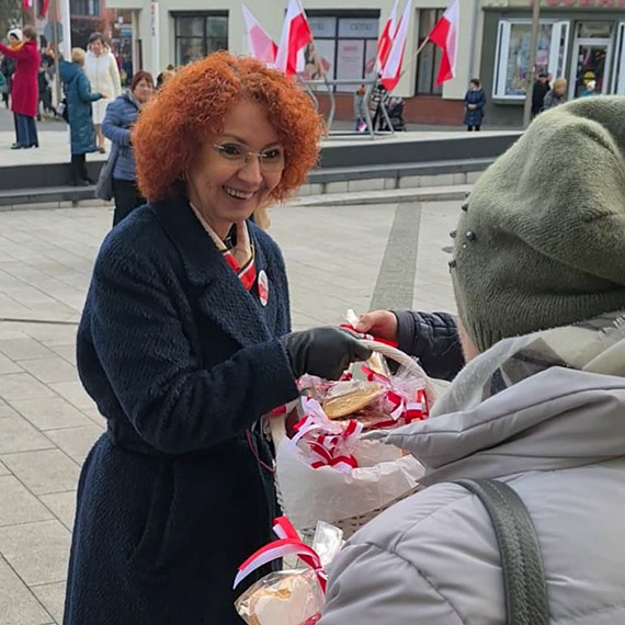 Grupa Wspólne Wyspy z bia³o – czerwonymi prezentami dla mieszkañców ¦winouj¶cia!