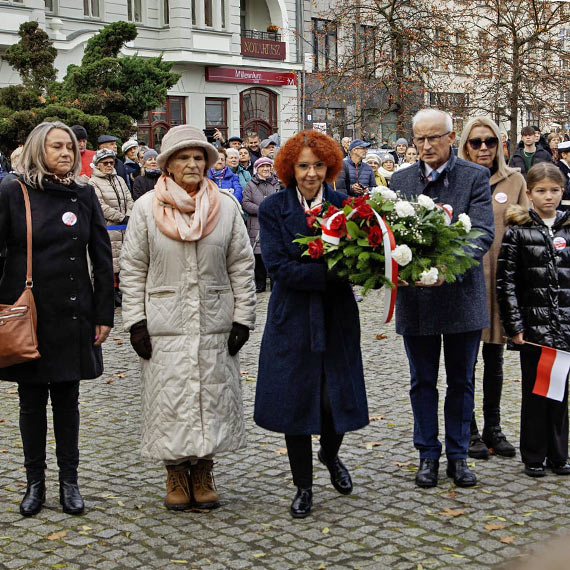 Grupa Wspólne Wyspy z bia³o – czerwonymi prezentami dla mieszkañców ¦winouj¶cia!