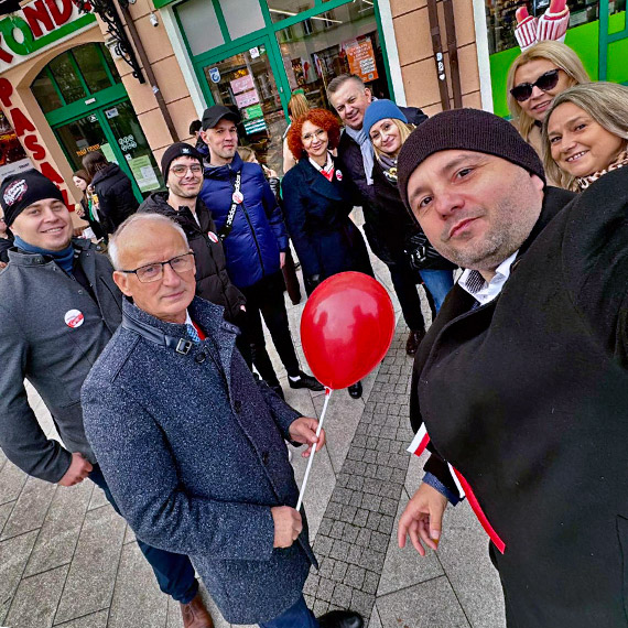 Grupa Wspólne Wyspy z bia³o – czerwonymi prezentami dla mieszkañców ¦winouj¶cia!
