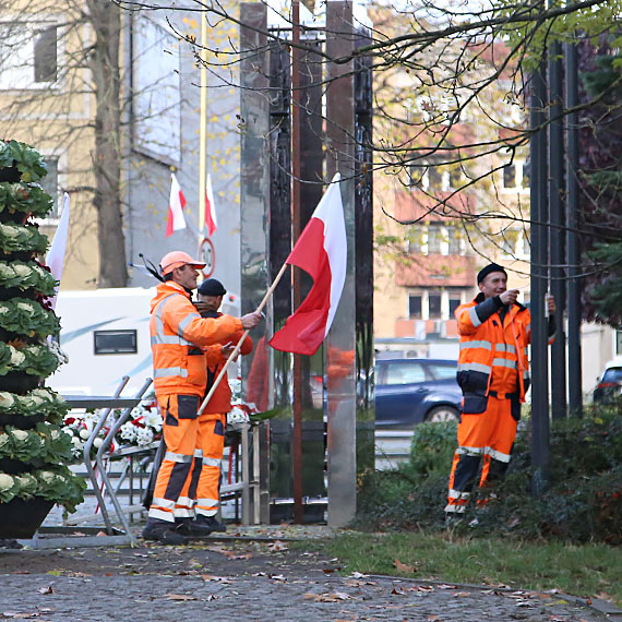 Patriotyzm na chwilę: Flagi narodowe zostały zabrane po obchodach